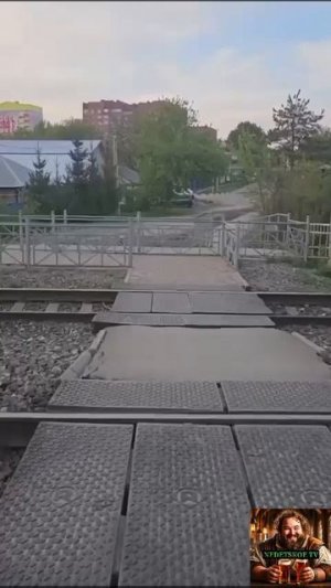 Как нужно переходить ж/д переход?