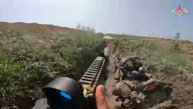 Подразделения ВДВ в зоне спецоперации получили новую укороченную модификацию автомата Калашникова. смотреть онлайн