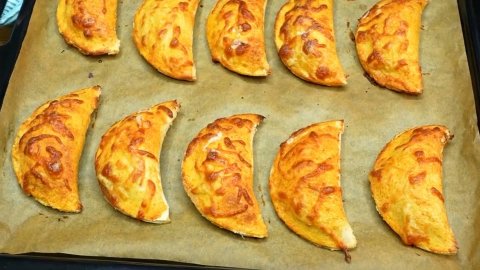 Хрустящие пирожки с картошкой в духовке