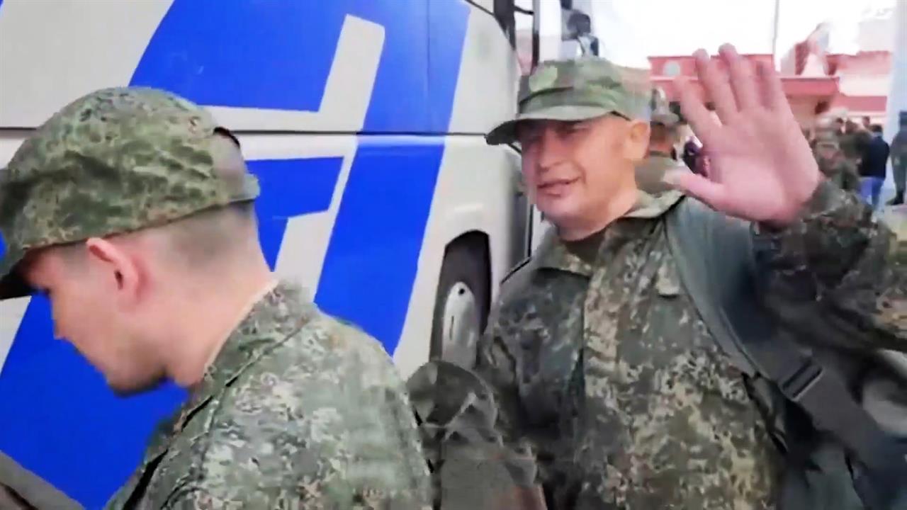 Появились первые кадры возвращения второй группы плененных бойцов ВС РФ