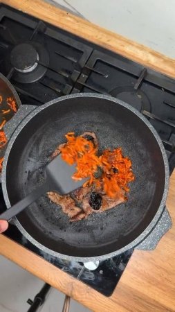 Томлёная говядина с черносливом