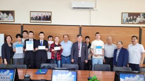 Руководитель банка вручил сертификаты лучшим конкурсантам-школьникам по физике и математике