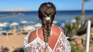 Легкая летняя прическа на средние и длинные волосы. Плетение кос