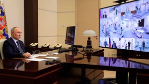 Путин дистанционно открыл крупные медучреждения в нескольких регионах России