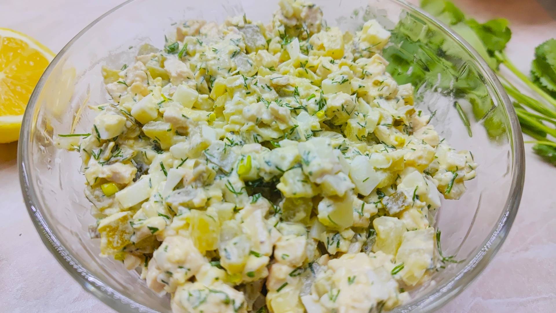 Салат с запеченной куриной грудкой, сыром и маринованными огурчиками