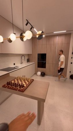 Кухня со столом из смолы
