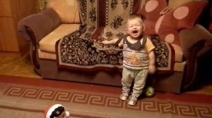 Маленькая Ева смотрит телевизор и любит Жириновского)