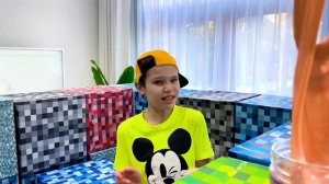 Мистер Макс Макс построил игровой дом из кубиков Майнкрафт в реальной жизни