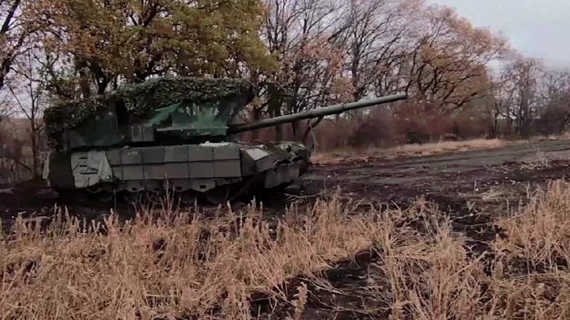 Танка Т-80БВМ уничтожил скопление боевиков ВСУ на красноармейском направлении