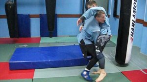 2017 год. Бросок полупрогибом с захватом для переднего переворота.