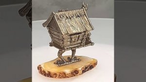 Избушка на курьих ножках литая на молочном янтаре