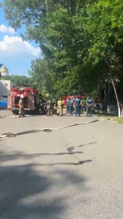 Сейчас  в ДШИ им. Варламова возгорание. Пожарные на месте