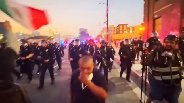 В Лос-Анджелесе протестующие грабят магазины и торговые точки