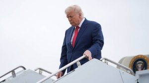 Проклятие Байдена: Трамп оступился на трапе президентского борта