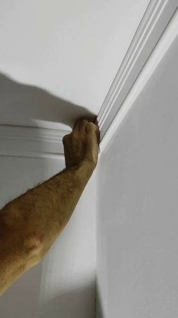 Совет, чем и как прокрасить потолочный плинтус в углу, показываю