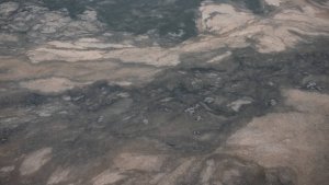 Заграждения установили вокруг нефтяного пятна на Енисее
