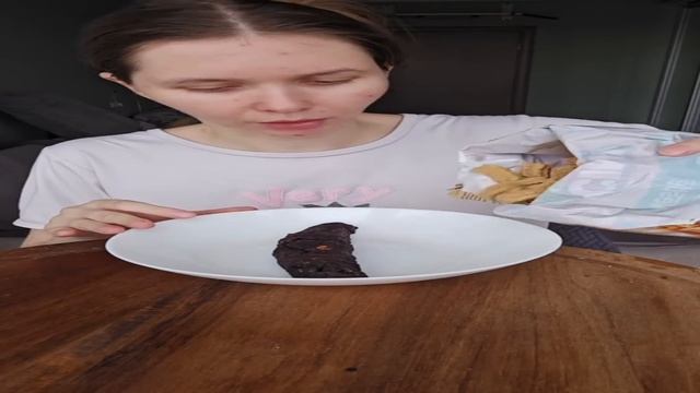 ТРЕШ МУКБАНГЕРШУ ДЕРЖАТ В РБСТВЕ - ТАНЯ КУСЬ