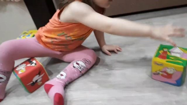 Ребенок играет с мягкими кубиками смотреть онлайн