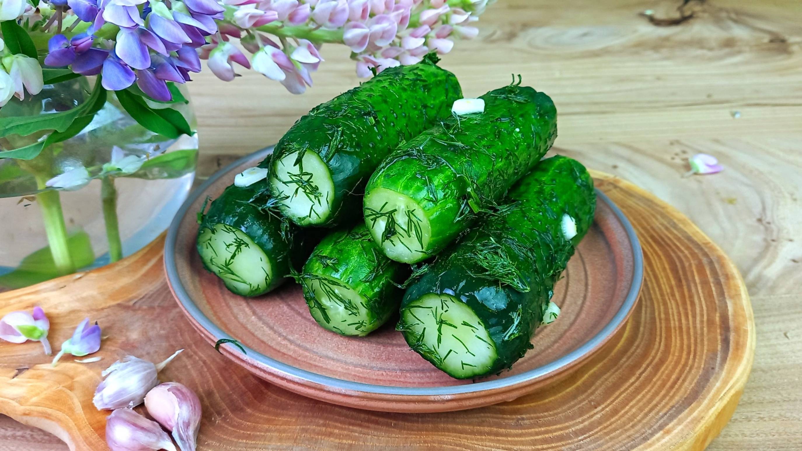 Малосольные огурцы в пакете. Хрустящие, с чесноком и укропом.