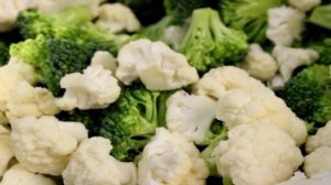 Cалат с брокколи и цветной капустой