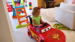 Мистер Макс Максим и его комната с  машинками