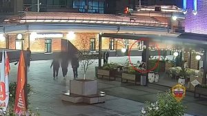 Во время прогулки по Москве девушка с парнем нашли забытую сумку, в которой лежали 35 тысяч рубле...