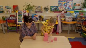 Видео фрагмент с занятия, упражнение: " Розовая башня" (М. Монтессори)