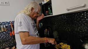 Индийский муж готовит нам завтрак и рассказывает интересную историю.