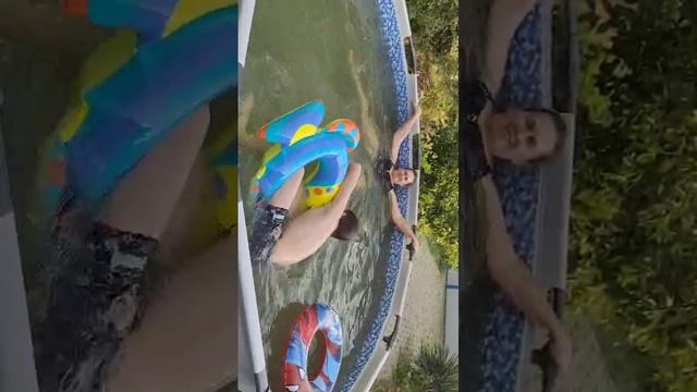 Собрали каркасный бассейн правильно.Бабуля его перевернула.