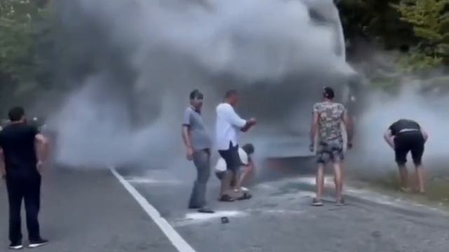 По дороге на озеро Рицу сгорел российский экскурсионн смотреть онлайн