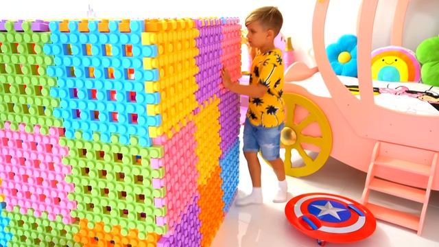 Диана и Рома Диана и Рома играют с игрушечными кубиками