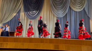 Испанский танец Фанданго в исполнении Империала на сцене профилактория завода.