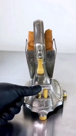 Старинный электрический тостер.
