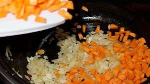 Картофель, тушенный с мясом в мультиварке