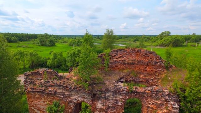 внутри есть малозаметный лаз в стене