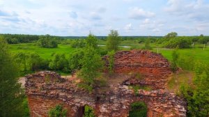 внутри есть малозаметный лаз в стене