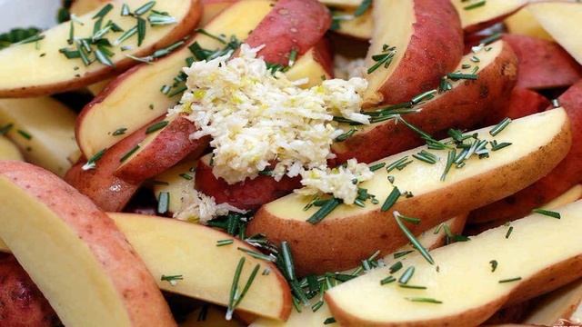 Картофель с розмарином и чесноком