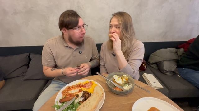 ЗАВТРАК В MEET. АНГЛИЙСКИЙ ЗАВТРАК, ДРАНИКИ, ЛОСОСЬ. НЕБА
