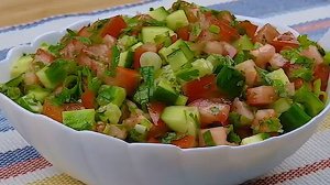 Это так вкусно и просто! Я готовлю его летом почти каждый день. Итальянский салат из помидоров и огу