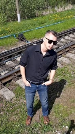 Она не хочет больше быть с тобой. Песня: Sergei Tia - Парень, не проси её остаться