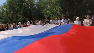 В центре Кизляра сегодня звучал гимн Российской Федерации и исполнялись патриотические песни