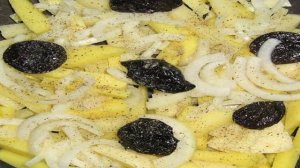 Картофель, тушенный с черносливом