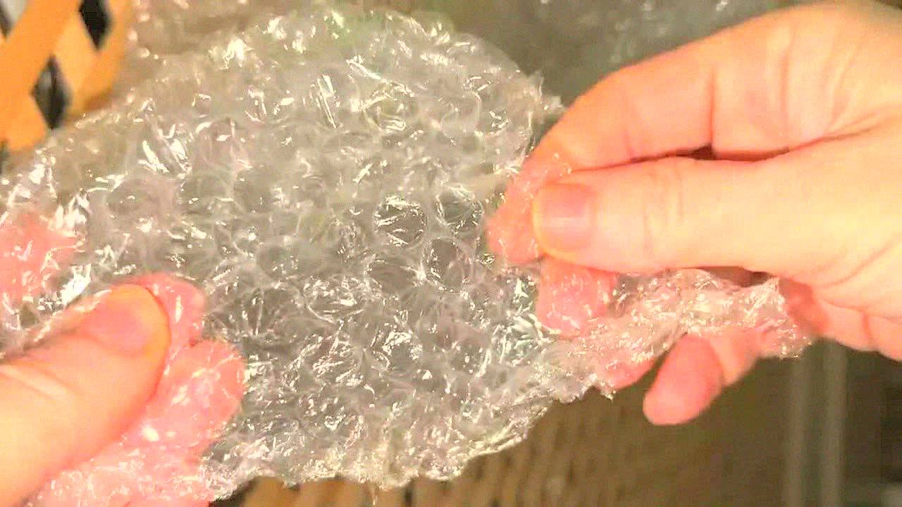 Соседи в шоке! Утепление окон пузырчатой пленкой — дешево и гениально! Все так делают для тепла!