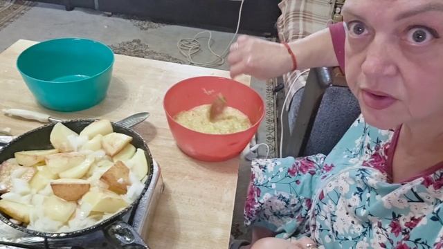 тушёная говядина в помидорах, кабачковые булочки и щи с квашеной капустой