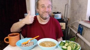 обед. по-прежнему нет стабильного интернета. мукбанг. обжор. еда на камеру. диета. шизофрения.