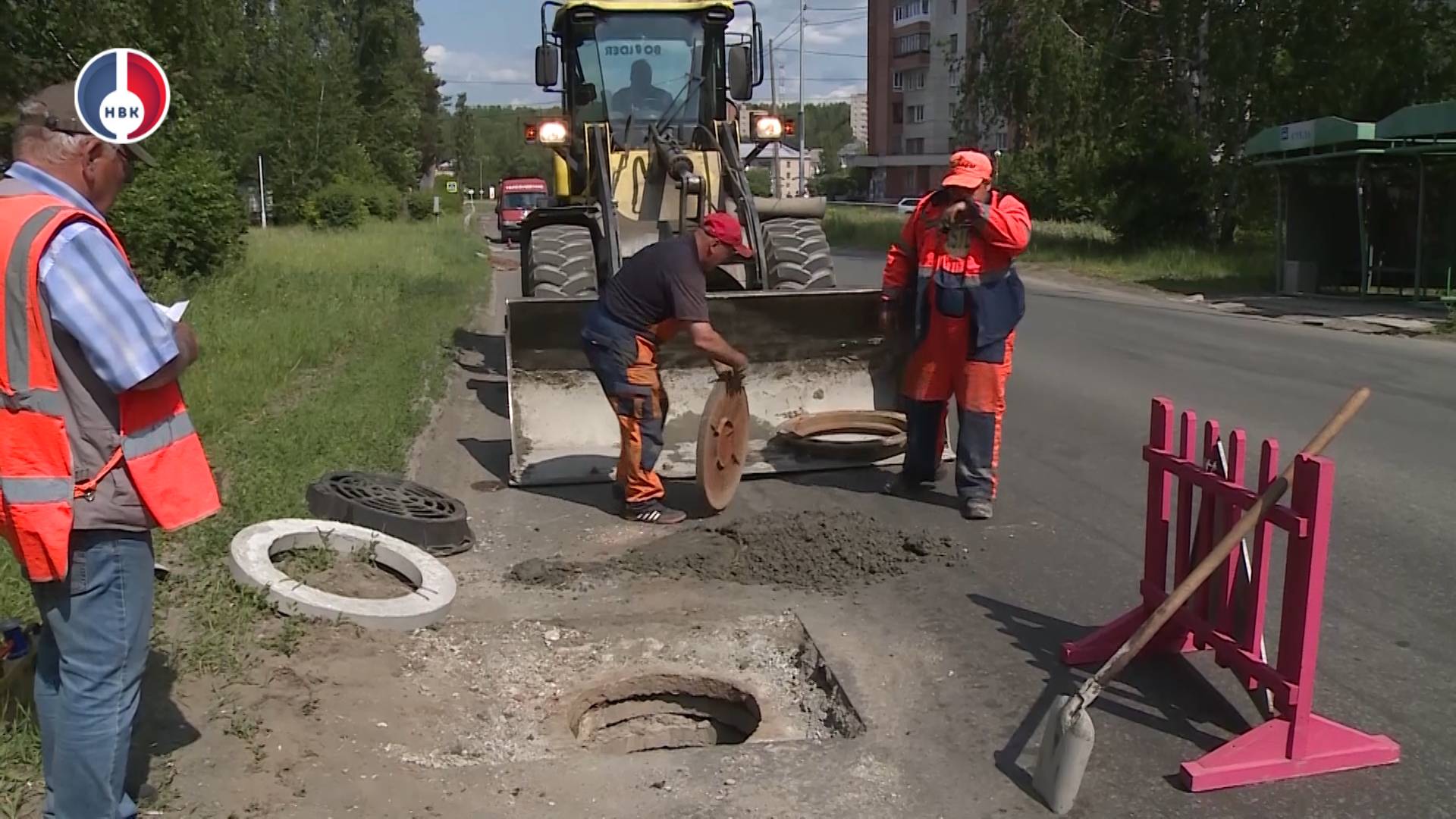 Дорожно-коммунальная служба продолжает ремонт дороги на улице Автозаводской
