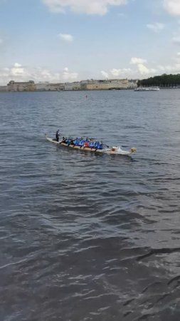 "Дракон" 16-ти весельный на Питерском гребном марафоне.