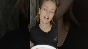 Самая красивая девочка рисует стрелки