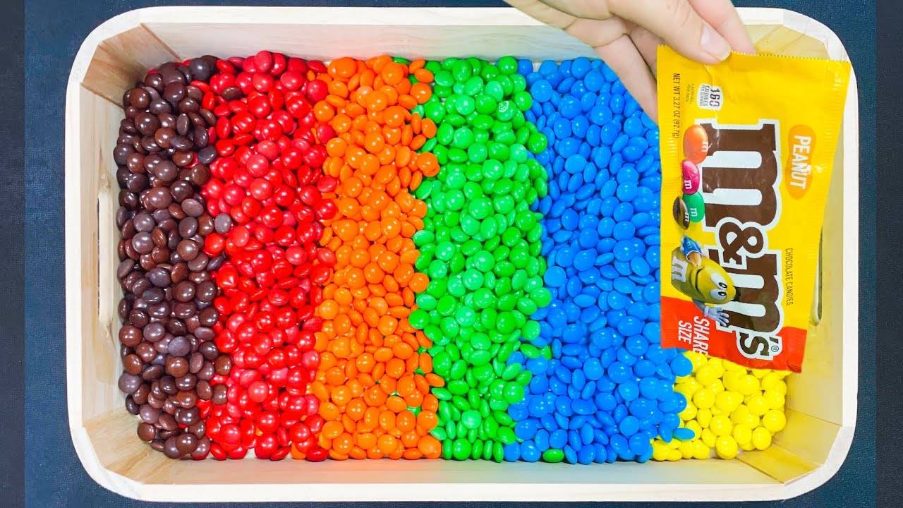 Мультики для Детей с Конфетами Много Разноцветных Конфет M&M's Распаковка Киндер Сюрприз Конфет