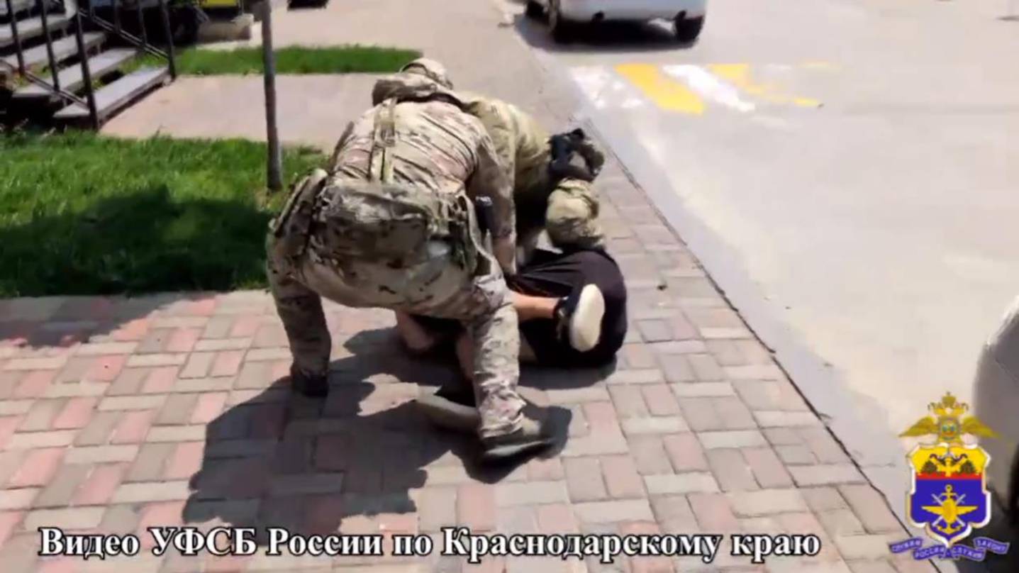 Троих мужчин задержали за поджог релейного шкафа на ж/д путях в Краснодаре